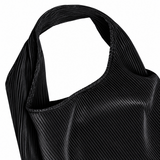 Plissé black shoulder tote, integrated handles and pleated fabric close-up