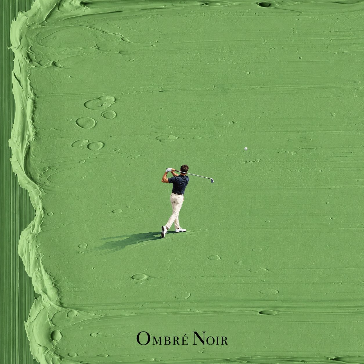 Golfer on a dark green course in Ombré Noir artwork